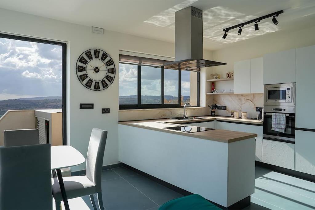 멜리에하 Lux Sea&Country Views With Pool 아파트 외부 사진