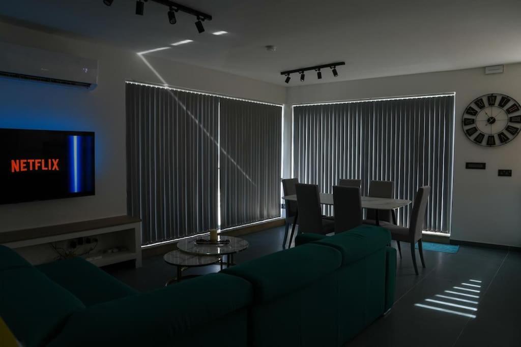 멜리에하 Lux Sea&Country Views With Pool 아파트 외부 사진