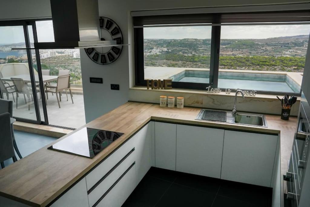 멜리에하 Lux Sea&Country Views With Pool 아파트 외부 사진